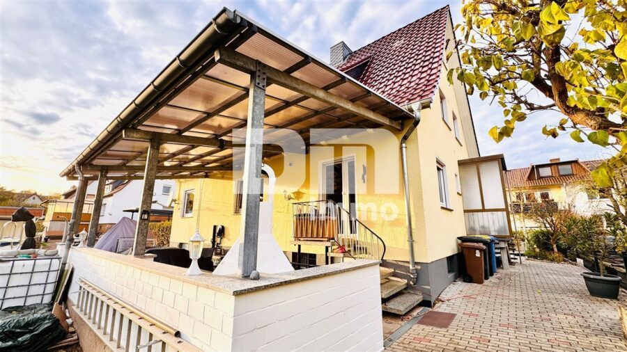 Umfassend saniertes Ein-/Zweifamilienhaus + Carport, PV-Anlage, Speicher, Wallbox - Rückansicht / Terrasse überdacht